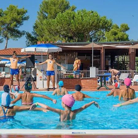 アパートホテル Thr - Isa-appartament Charme, 4 Beds, Air Conditioning And Private Outdoor Area In Village With 6 Swimming-pools, Only 1 Km From The ピオンビーノ